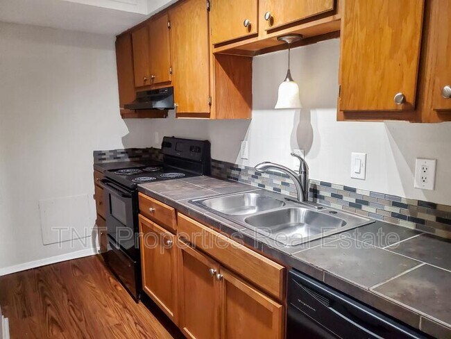 Building Photo - 304 Manuel Dr