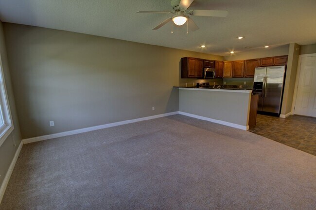 Building Photo - Gorgeous Townhomes