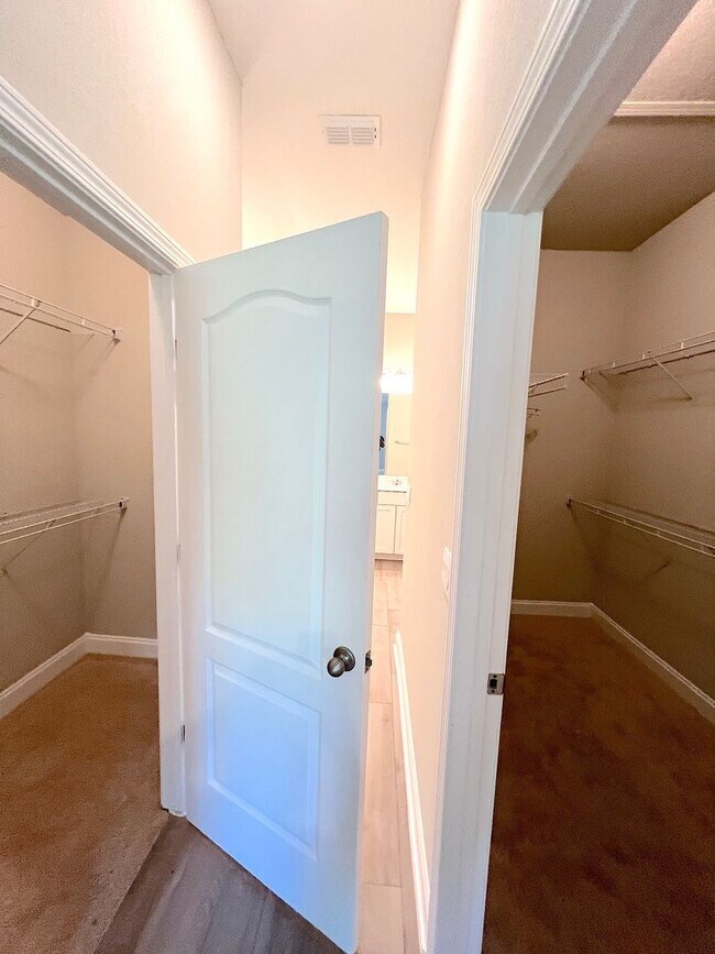 Building Photo - GORGEOUS 5 Bed 4 Bath 3 Car Garage HOME w COMMUNITY POOL for RENT!