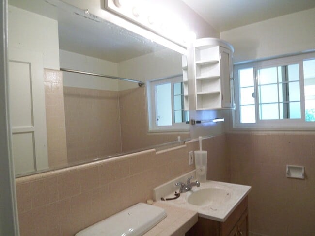 Building Photo - Great home with gorgeous hardwood floors!!