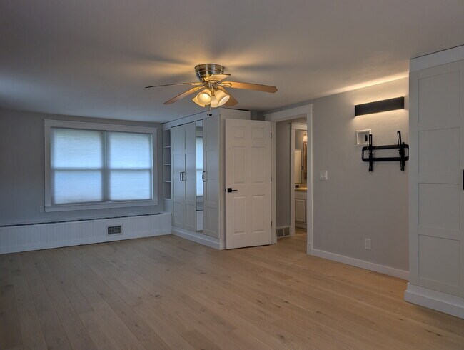 Building Photo - Beautiful 5 Bedroom 2 Bathroom Neenah Lake Home