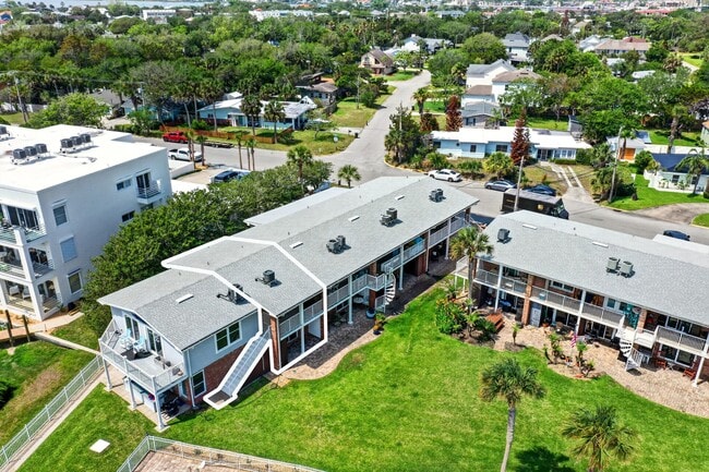 Building Photo - 83 Comares Ave