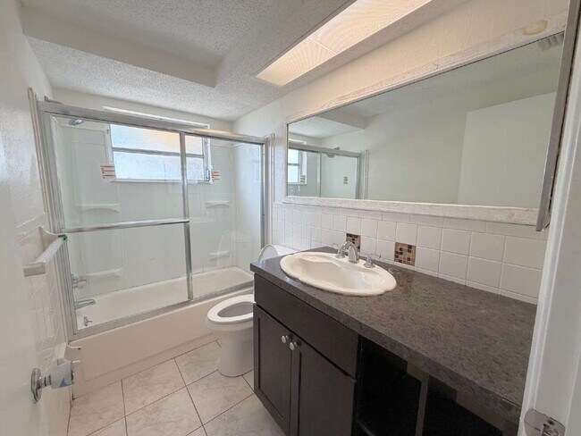 Building Photo - "2-Bed, 2-Bath in Port Richey – 1,310 Sq Ft!"