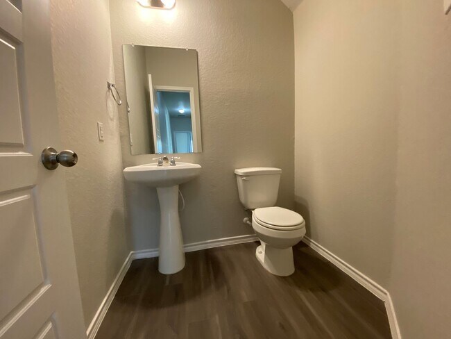 Building Photo - Spacious 4 Bedroom ~ Convenient to JBSA Ra...