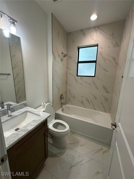 Building Photo - 2167 Della Dr