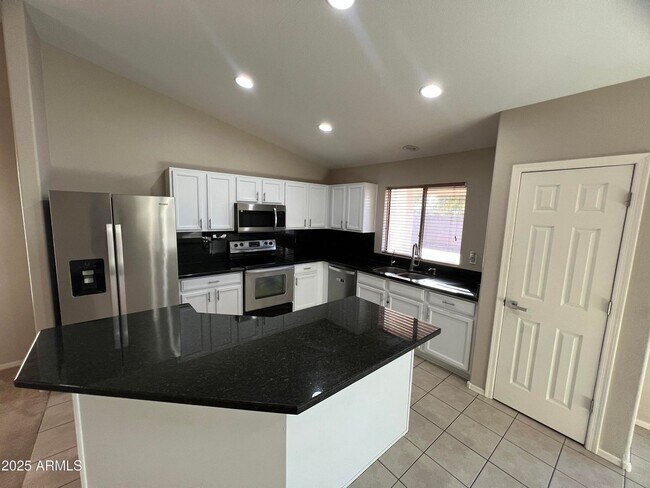 Building Photo - 13709 W Cottonwood St