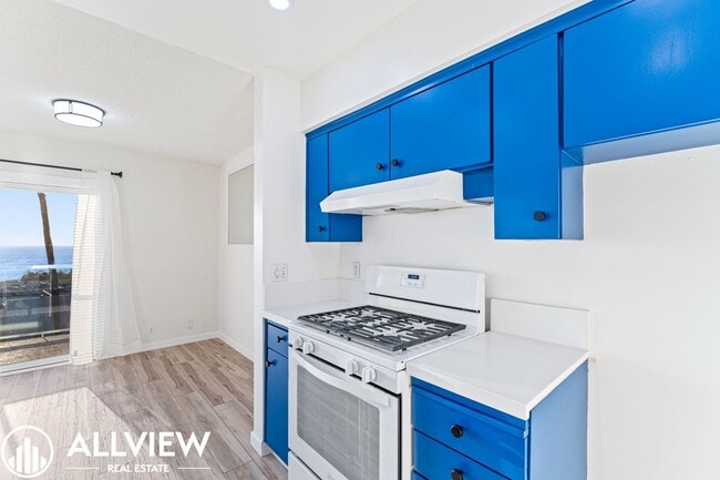 Building Photo - Stunning Ocean Views! 1 Bedroom Condo Avai...