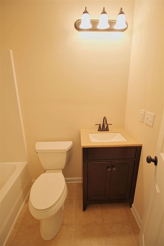 Building Photo - Beautiful 3 bed, 1/5 bath duplex in East R...