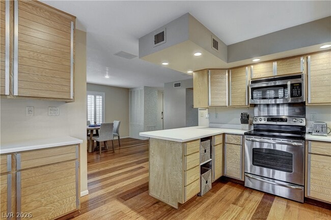 Building Photo - 3223 Pinehurst Dr