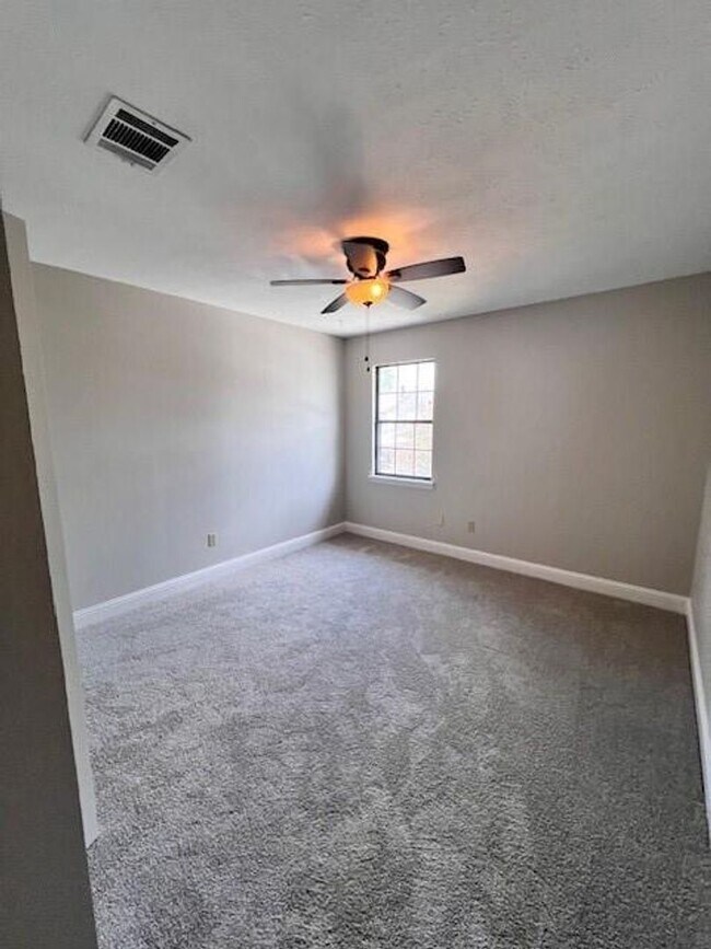 Building Photo - Move-in Ready 3 bed/ 2.5 bath home