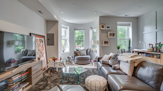Building Photo - Luxurious Living in NW DC!