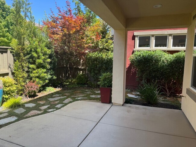 Building Photo - Great location close to Kaiser Roseville
