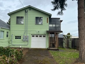 Building Photo - Upstairs 1 bedroom apartment with garage!