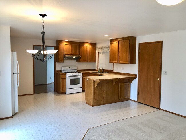 Building Photo - Recently updated Lynnwood Rambler in a quiet cul-de-sac
