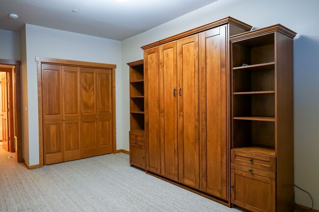 Building Photo - Executive Townhome - Walking distance to C...