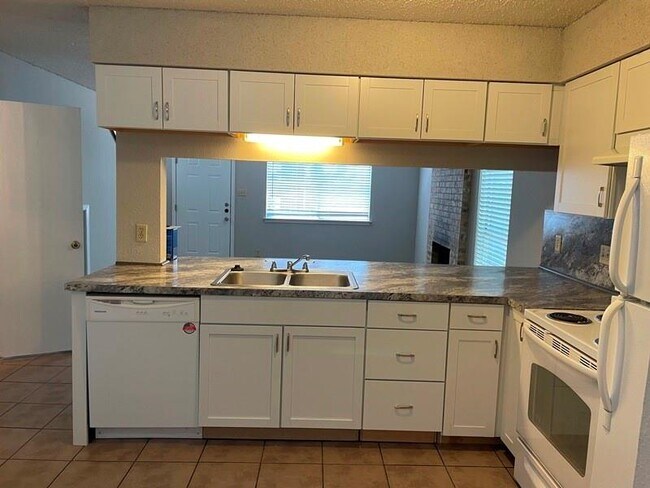 Building Photo - 3306 Dunliegh Dr