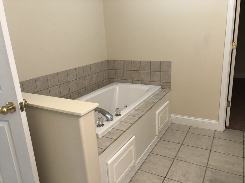 Building Photo - 1507 Fox Run Dr