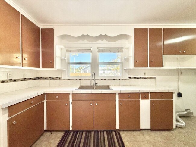 Building Photo - 1013 23rd St W