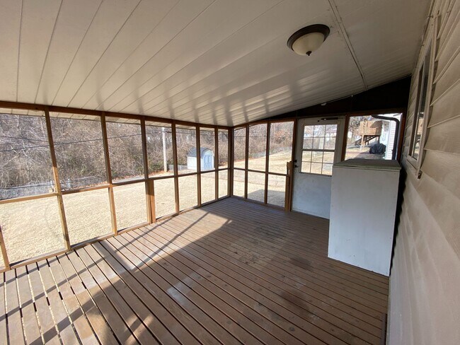 Building Photo - Charming 3 Bedroom with Great Yard