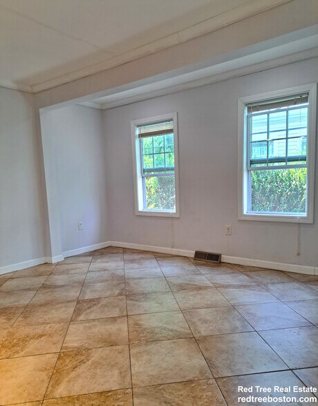 Building Photo - 158 Baker St