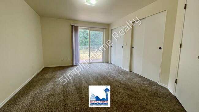 Building Photo - LUXURY DUPLEX RENTAL WITH SPACIOUS BACKYARD