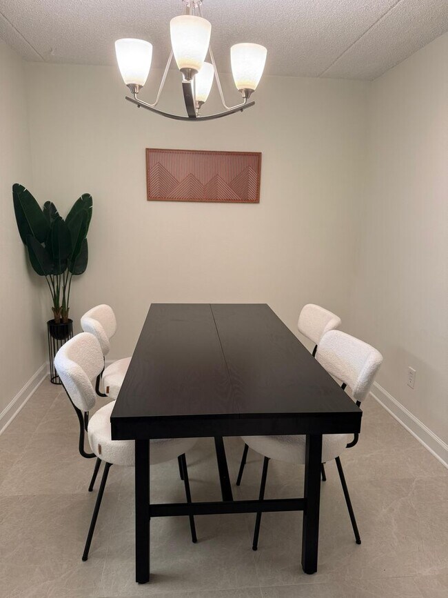 Building Photo - Furnished first floor Brand new renovated apartment