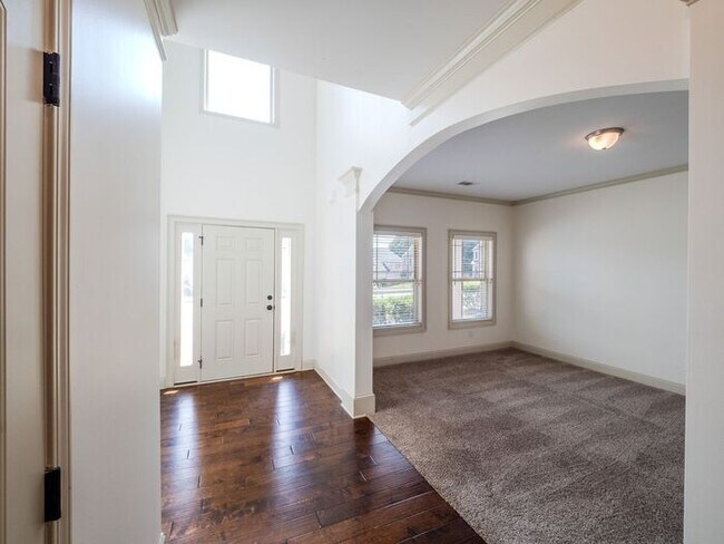 Building Photo - 512 Watercourse Way