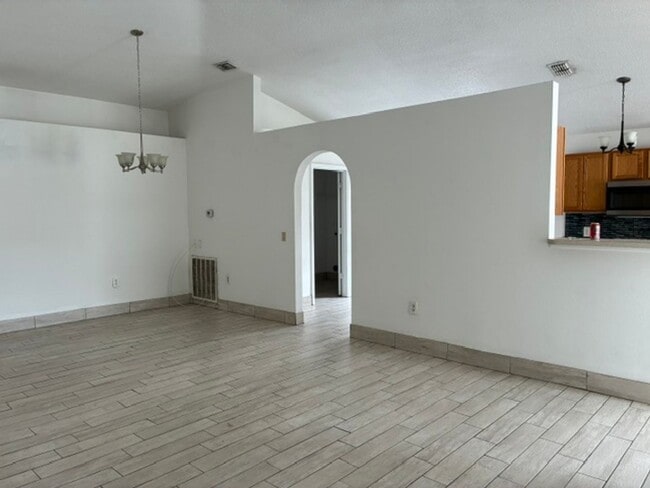Building Photo - 616 Sunway Ln