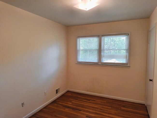 Building Photo - Centrally Located McLean Home with Ample S...