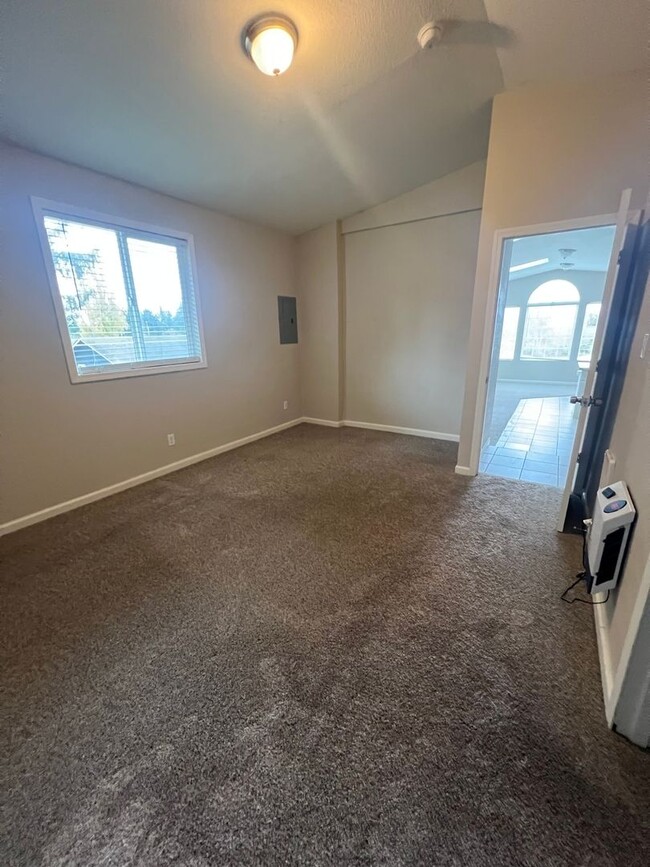 Building Photo - Don't Miss out on this cute 1 Bed, 1 Bath ...