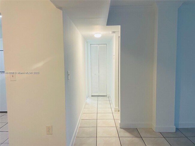 Building Photo - 9440 Fontainebleau Blvd