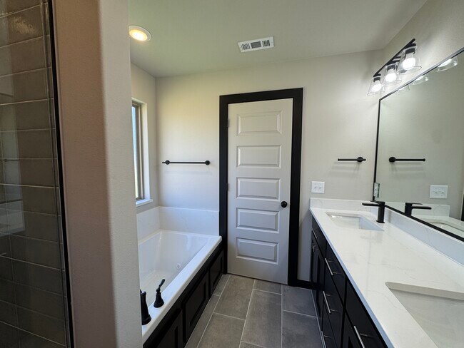 Building Photo - 3204 SW Camden Dr