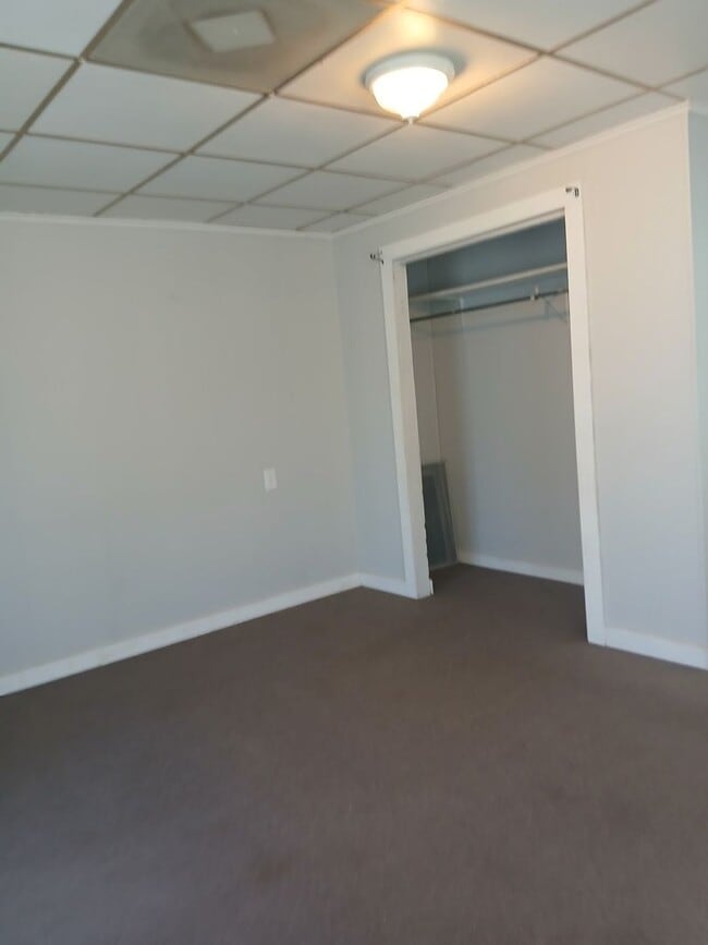 Building Photo - Charming & Convenient 2 bedroom 1 bathroom