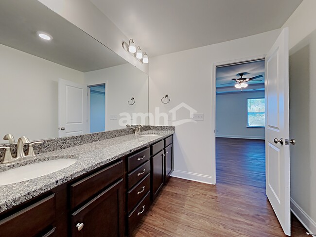 Building Photo - 161 Twin River Dr
