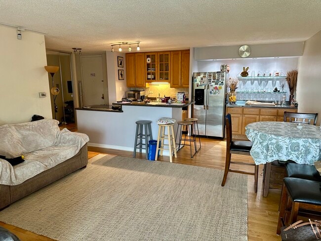 Building Photo - 16 E Old Willow Rd