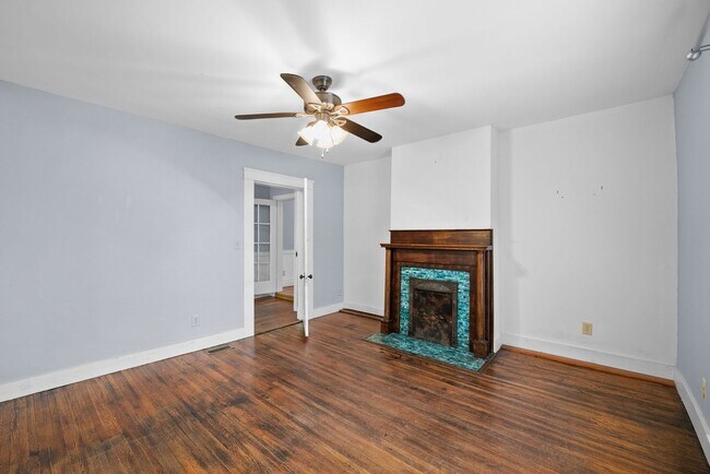 Building Photo - 2 Bedroom 2 Bath Pet Friendly Home For Ren...