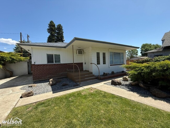 Building Photo - Spacious 3-Bedroom - 2-Bath Home with Bonu...
