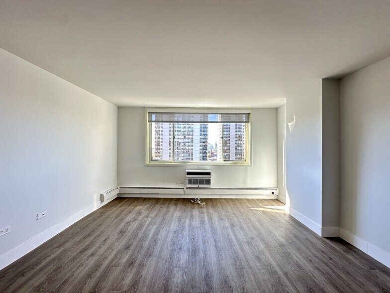 Building Photo - 1349 N Dearborn St