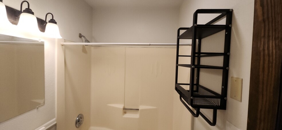 Building Photo - 625 9th St N