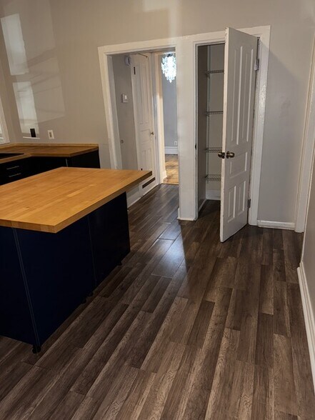 Building Photo - 1043 W Grand Ave