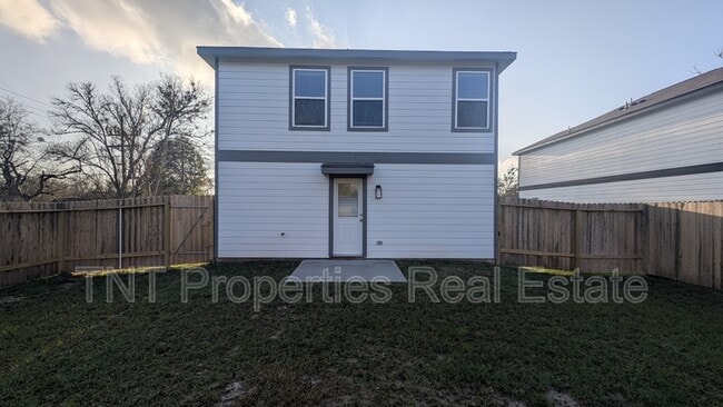 Building Photo - 411 Sandall St