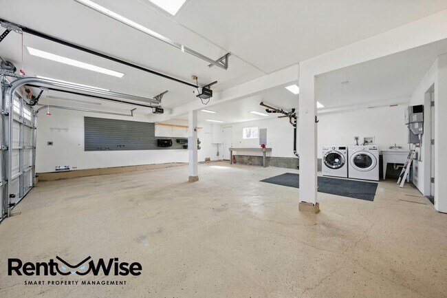 Building Photo - 1125 Fernwood Dr