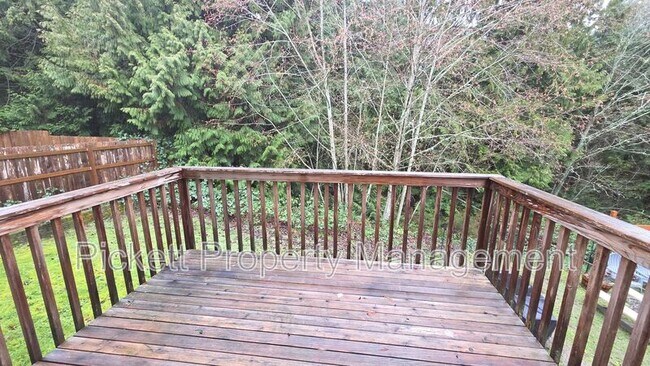 Building Photo - 1010 NW Poppy Ct