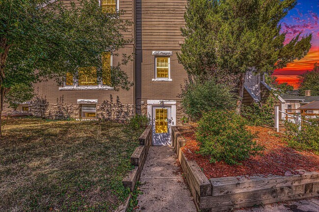 Primary Photo - 769 University Ave