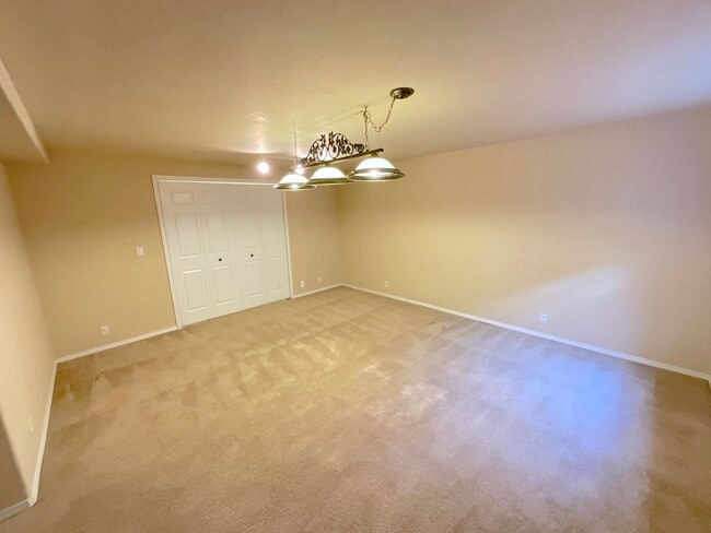 Building Photo - 5 Bedroom Home Available Near Rangewood Dr & Vickers Dr!