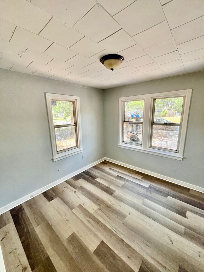 Building Photo - Huge 3BR/1BA Home With Large Yard, Covered...
