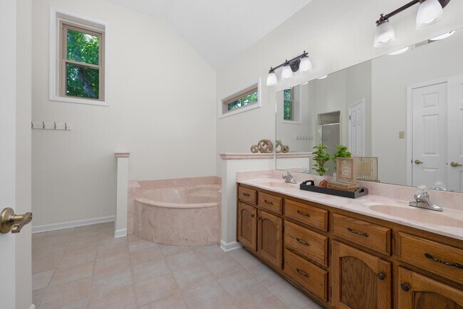 Building Photo - 3075 Stonecrest Cir