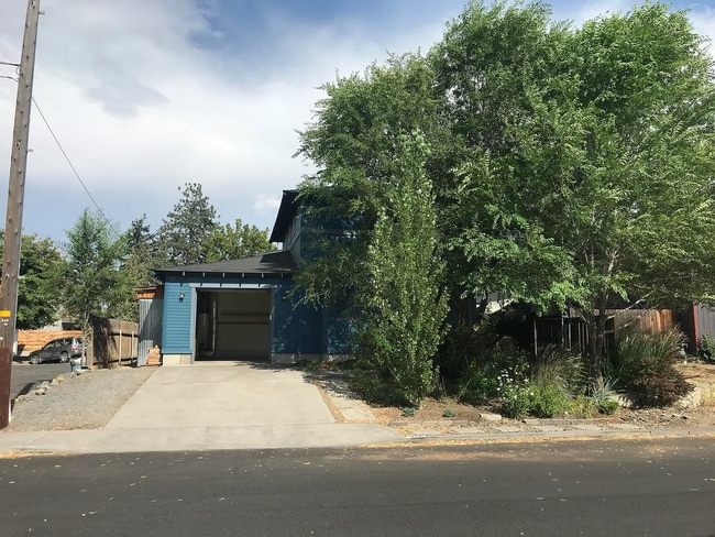 Building Photo - 312 NE 4th St