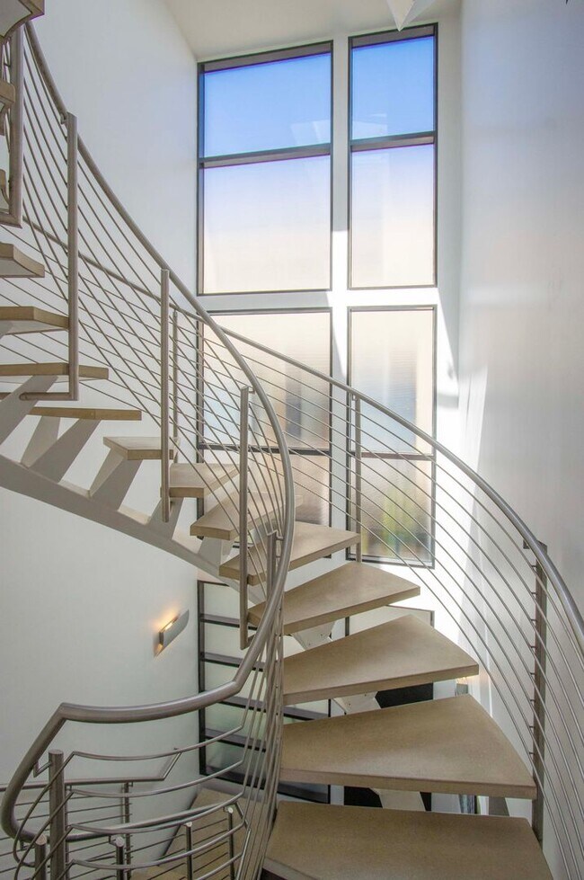 Building Photo - Stunning 4Bed/2.5ba Condo in Pacific Heights