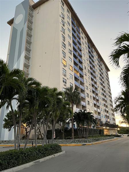 Building Photo - 400 Kings Point Dr